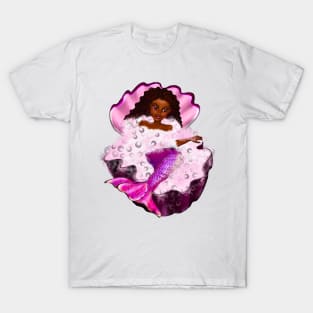 Mermaid spa day in Oyster clam shell 2 - Black anime mermaid in bubble bath. Pretty black girl with Afro hair, green eyes, Cherry pink lips and dark brown skin. Hair love ! T-Shirt